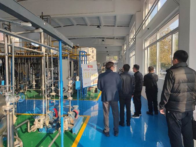 人們站在火車旁 AI 生成的內(nèi)容可能不正確。