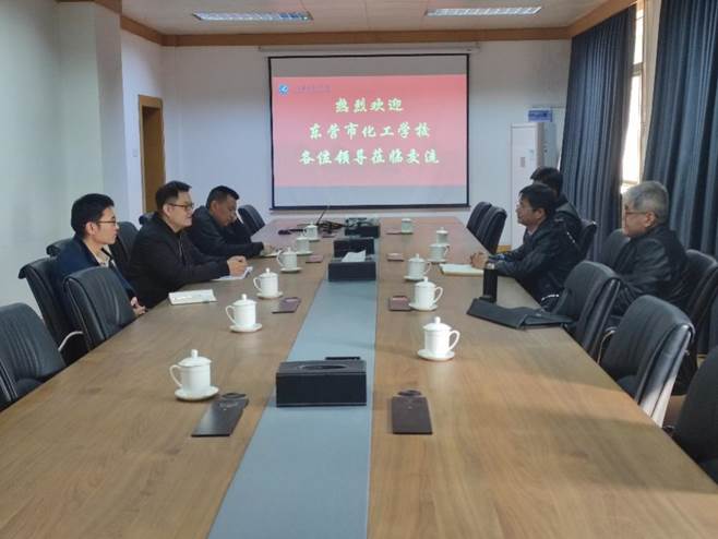 會議室里的人們 AI 生成的內(nèi)容可能不正確。