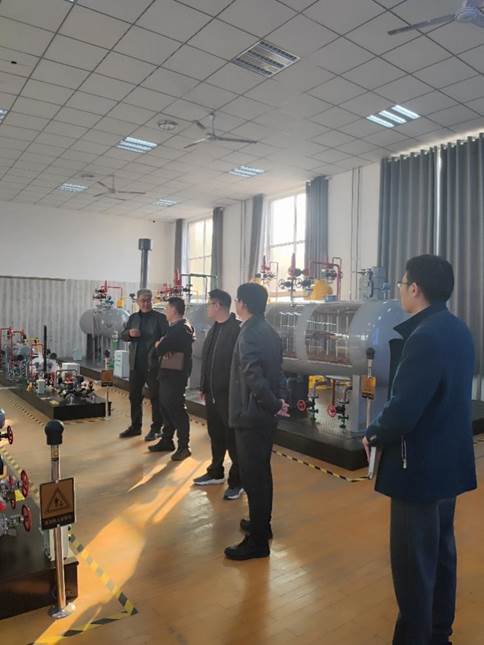 大廳里站著許多人 AI 生成的內(nèi)容可能不正確。